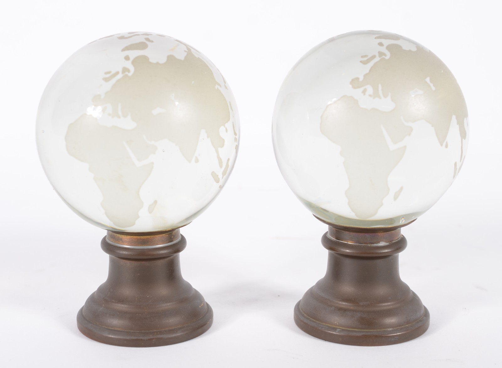 Par de pinhas de vidro decoradas com "mapa mundi", bases de metal. - foto 1 de 5