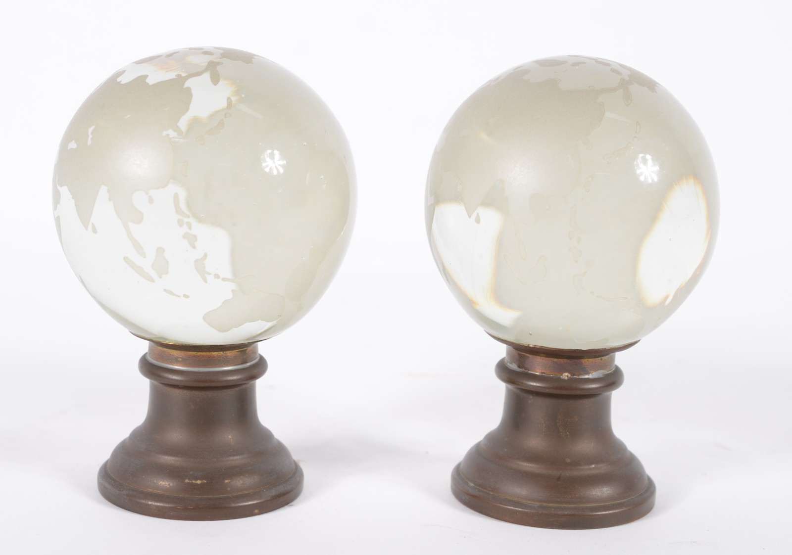 Par de pinhas de vidro decoradas com "mapa mundi", bases de metal. - foto 4 de 5