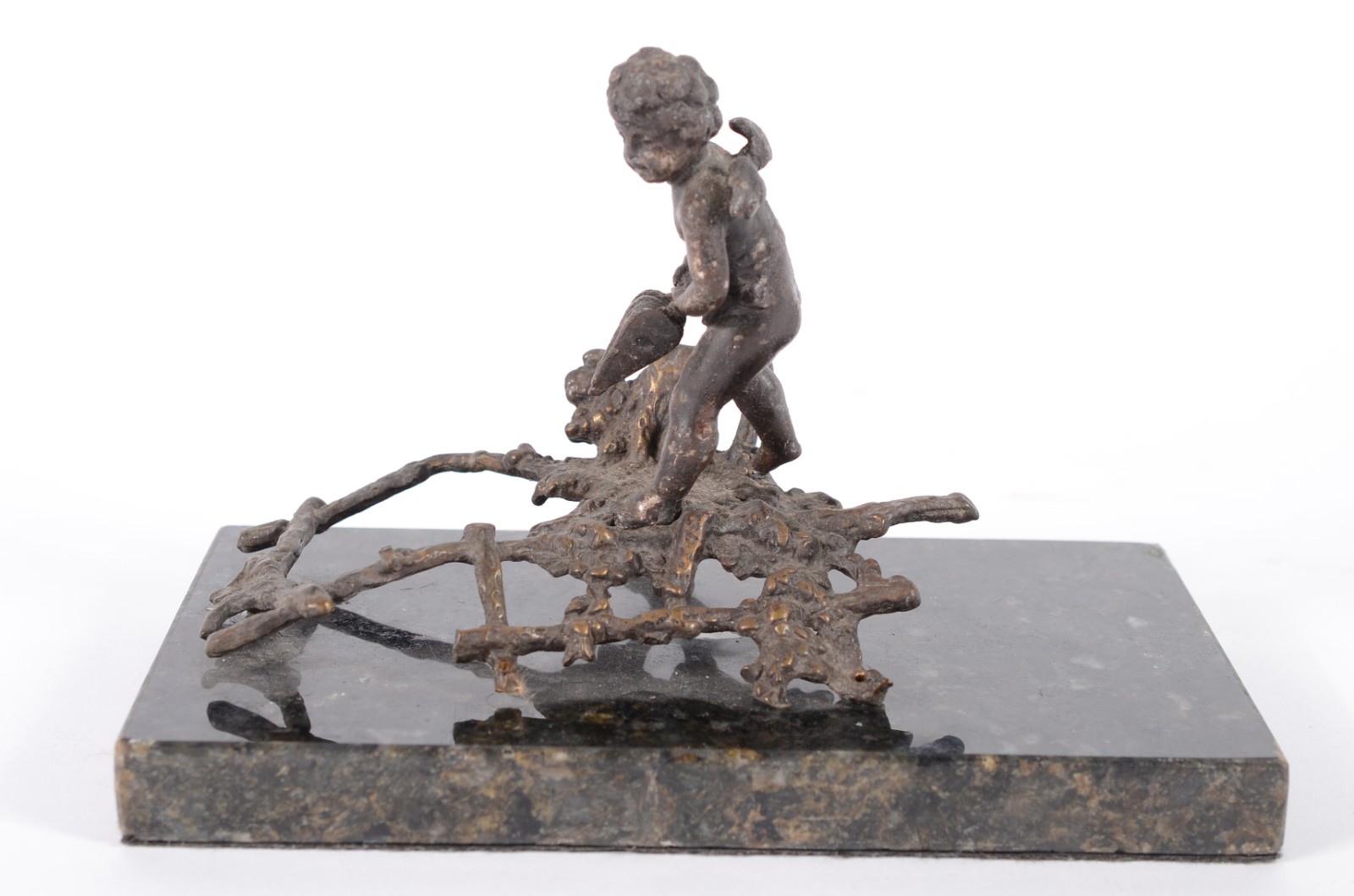 Escultura de petit bronze representando anjo. Desgastes. - foto 2 de 8
