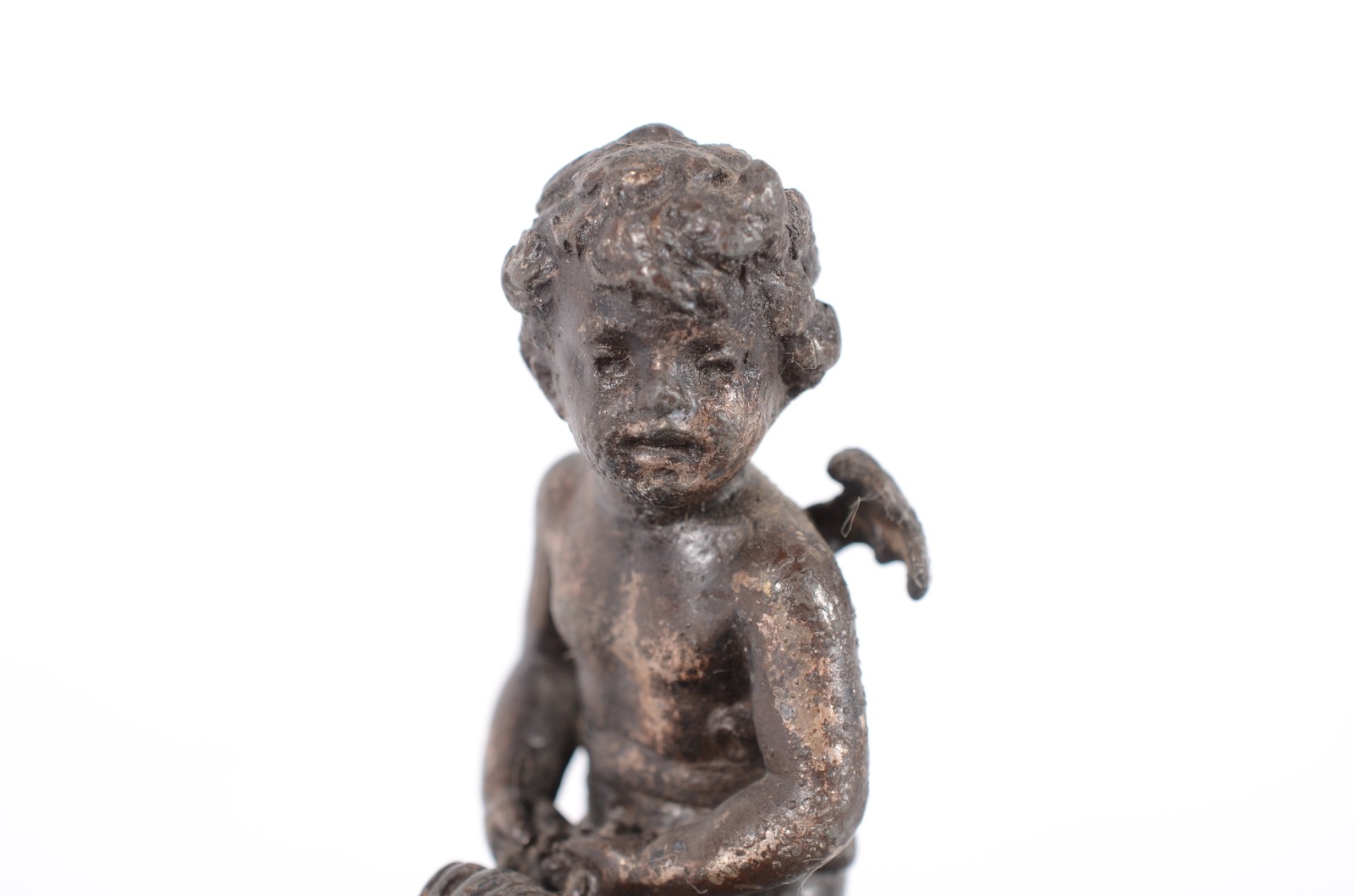 Escultura de petit bronze representando anjo. Desgastes. - foto 7 de 8