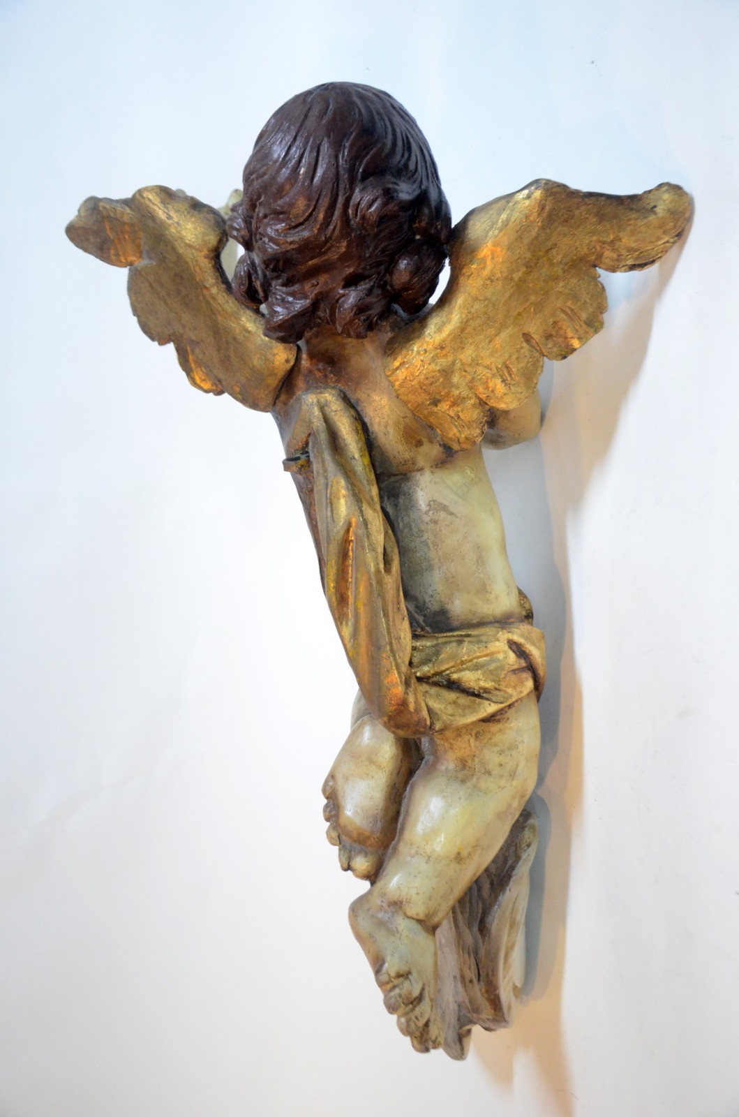 Excepcional figura de anjo de madeira entalhada e policromada. Século... - foto 6 de 9