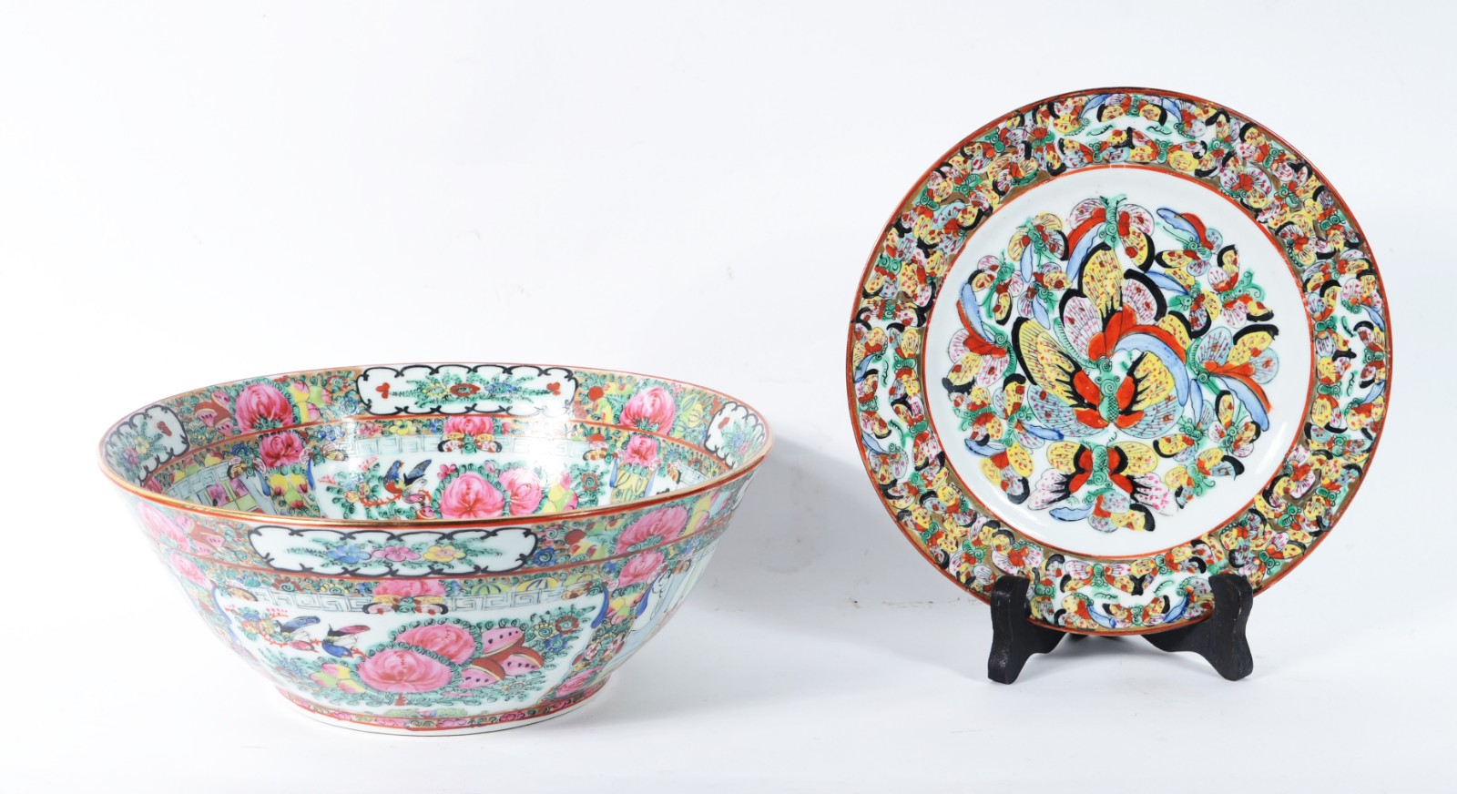 Duas peças de porcelana chinesa, sendo: bowl decorado com figuras e... - foto 1 de 11