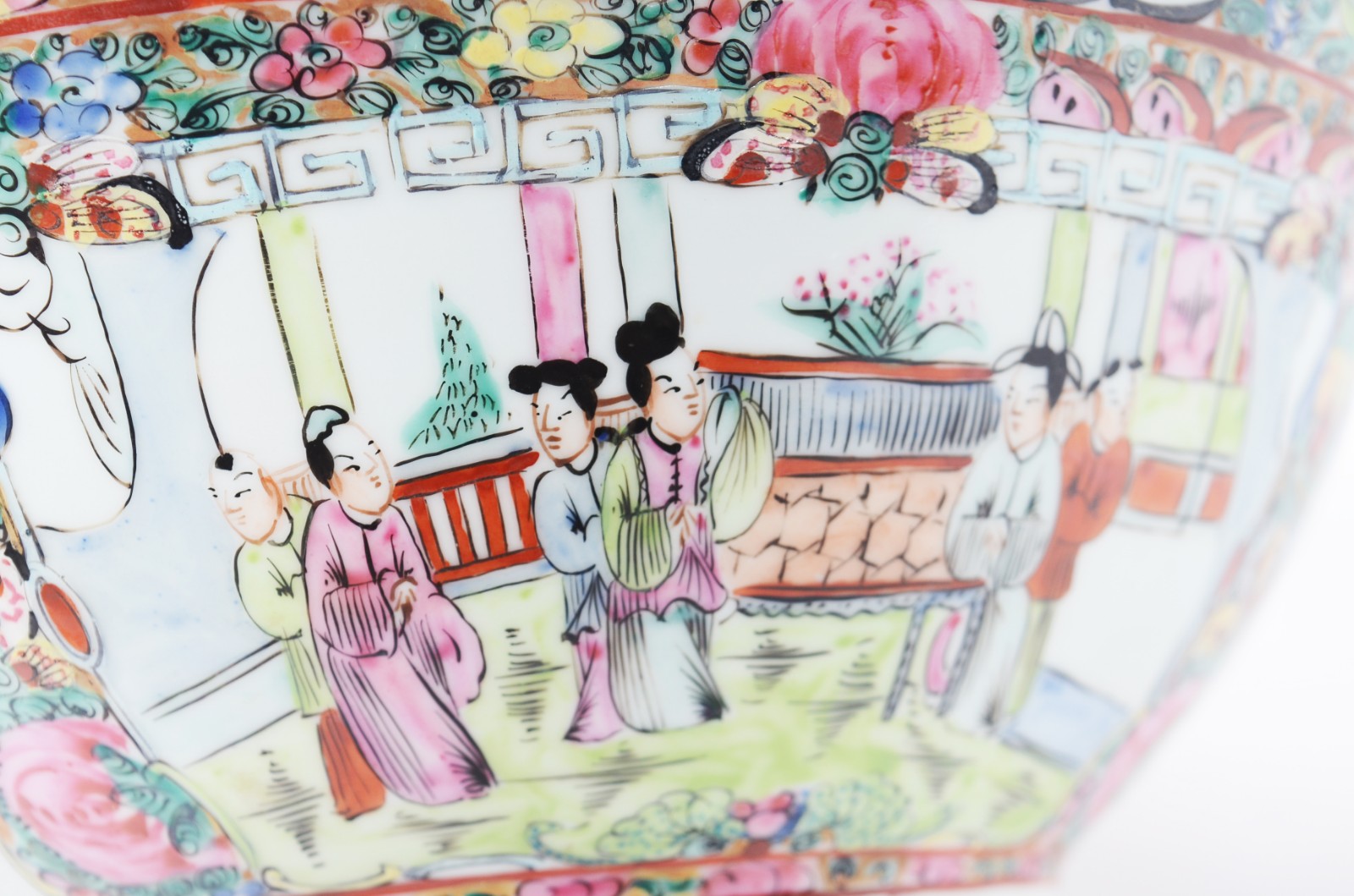 Duas peças de porcelana chinesa, sendo: bowl decorado com figuras e... - foto 9 de 11