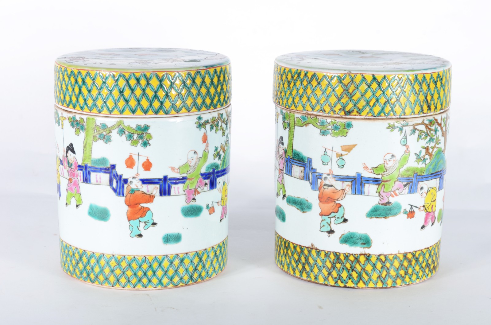 Par de potiches de porcelana oriental decorados com figuras típicas e... - foto 1 de 8