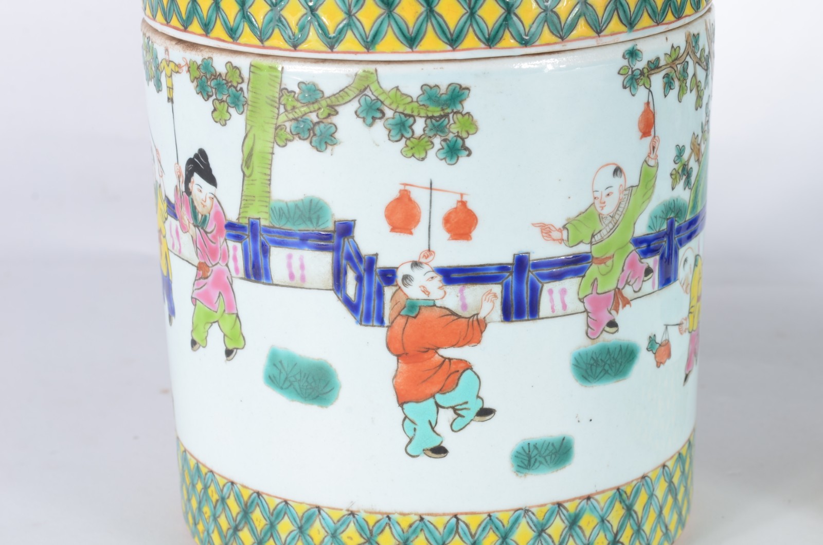 Par de potiches de porcelana oriental decorados com figuras típicas e... - foto 2 de 8