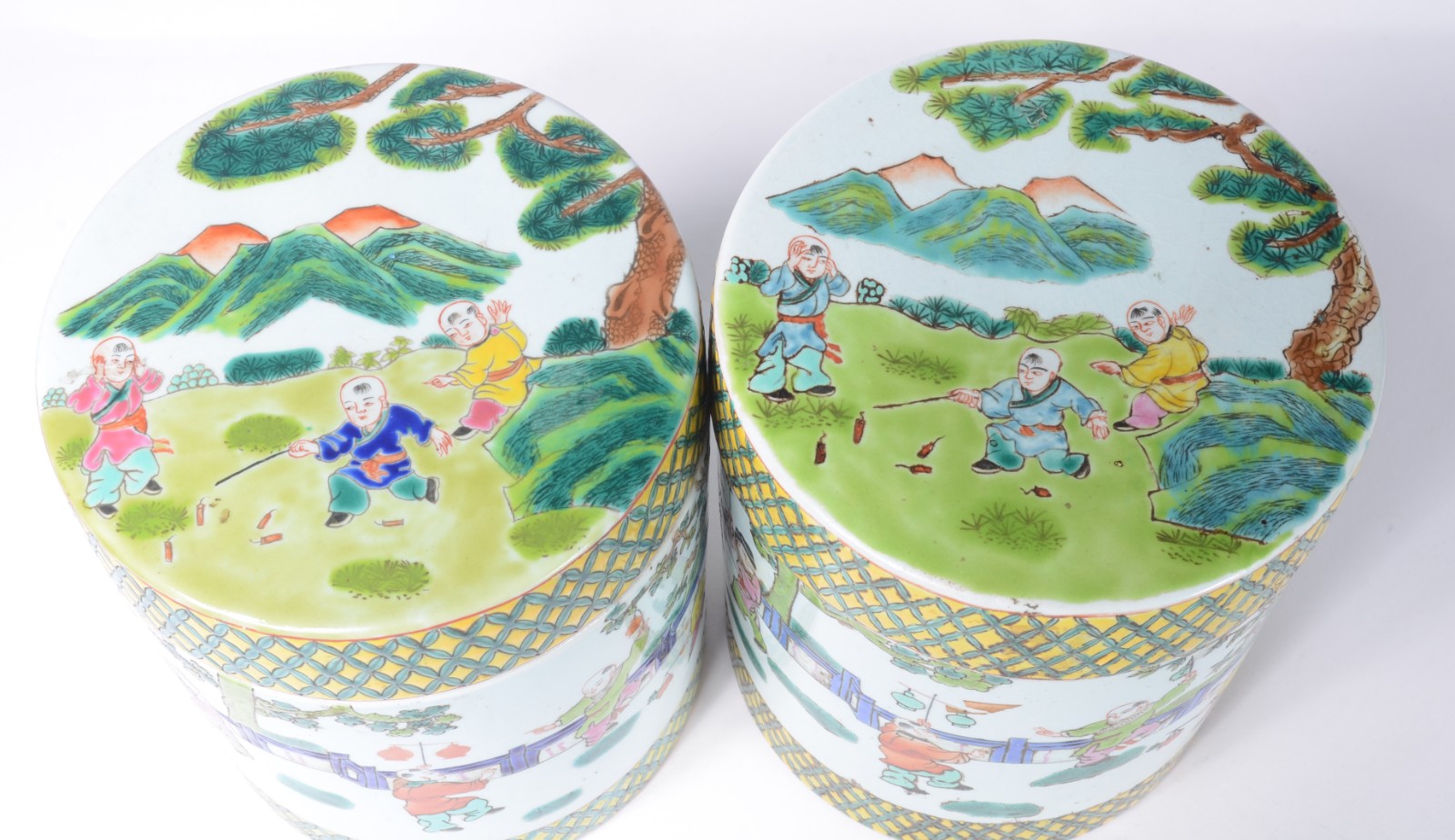 Par de potiches de porcelana oriental decorados com figuras típicas e... - foto 4 de 8