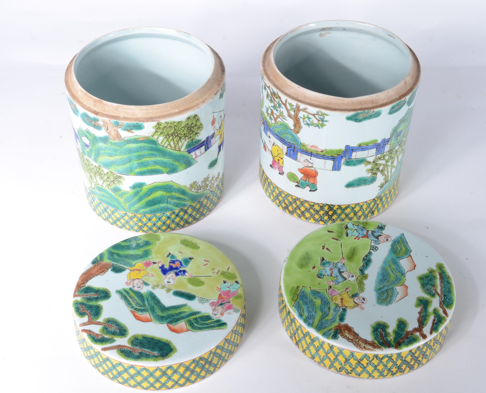 Par de potiches de porcelana oriental decorados com figuras típicas e... - foto 6 de 8