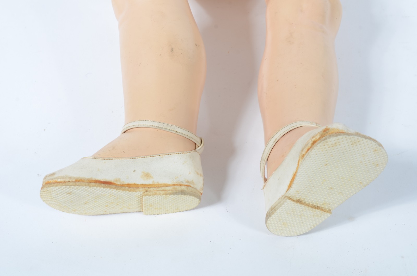 Antiga boneca alemã com cabeça de biscuit e corpo de massa, braços e... - foto 8 de 10