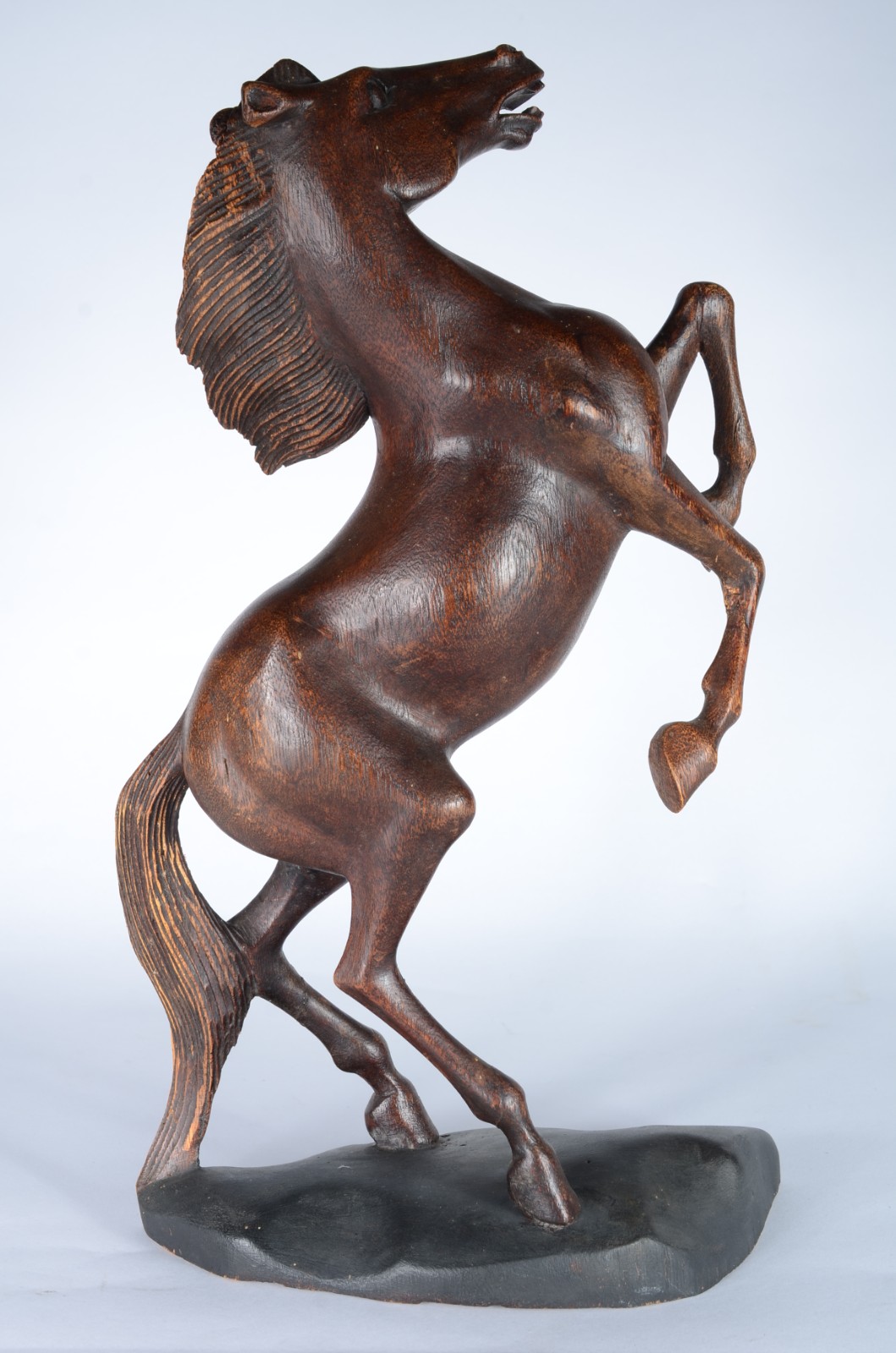 Escultura de madeira representando cavalo empinando. - foto 4 de 7