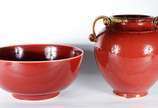 Duas peças, sendo: vaso e bowl de cerâmica verm... - Duas peças, sendo: vaso e bowl de cerâmica vermelha.