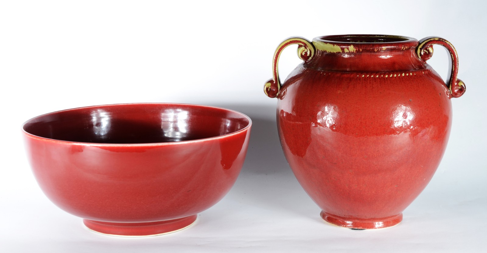 Duas peças, sendo: vaso e bowl de cerâmica vermelha. - foto 1 de 7