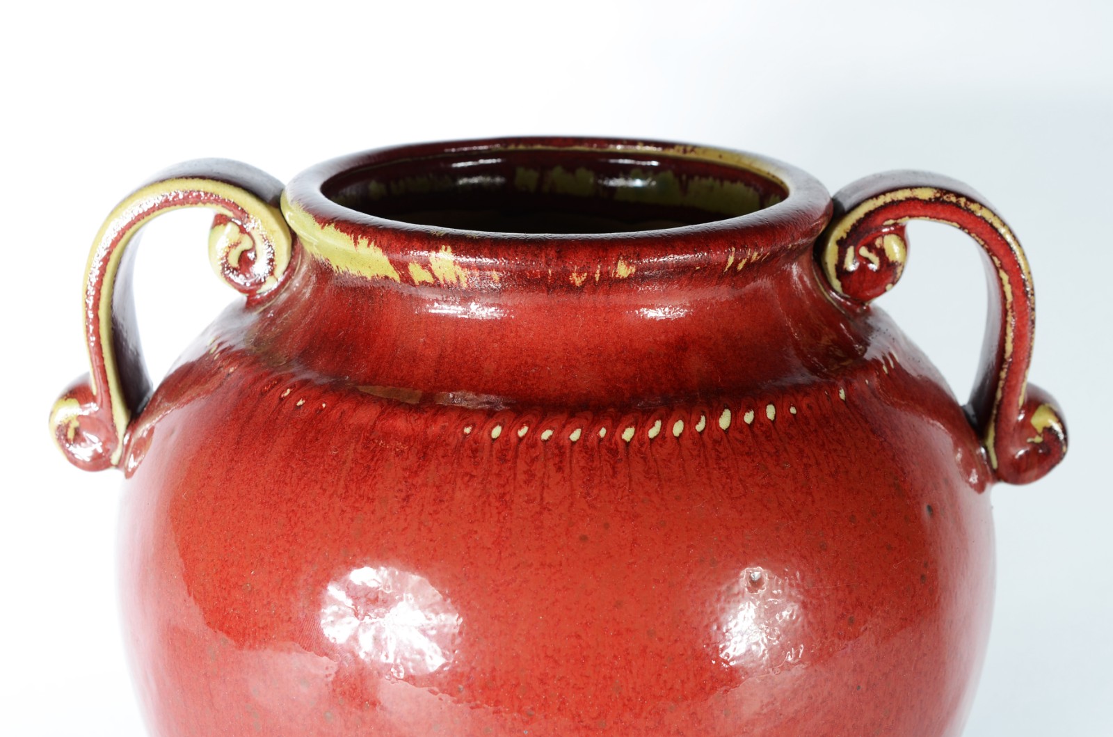 Duas peças, sendo: vaso e bowl de cerâmica vermelha. - foto 6 de 7