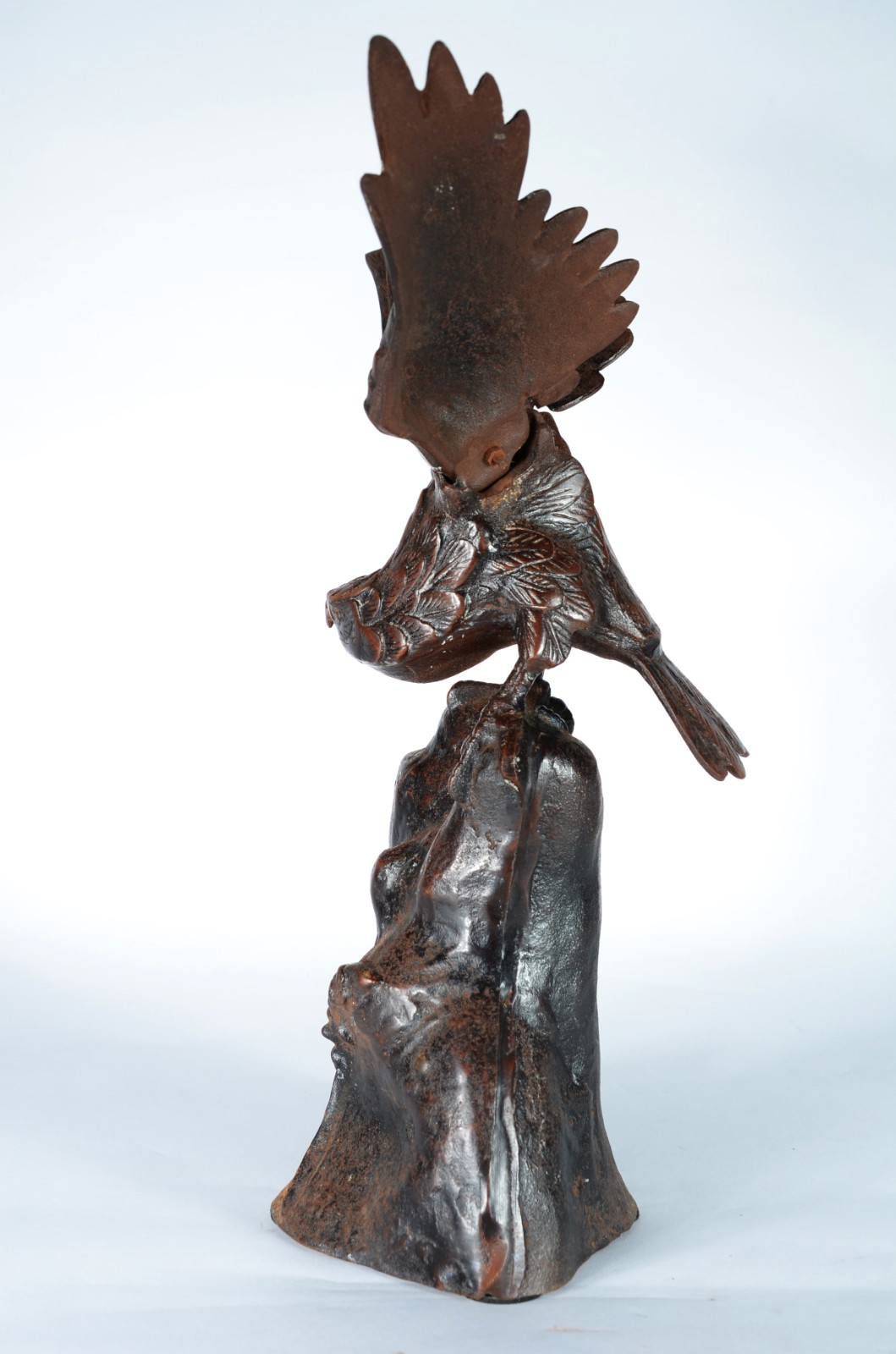 Escultura de metal patinado representando águia. - foto 4 de 9