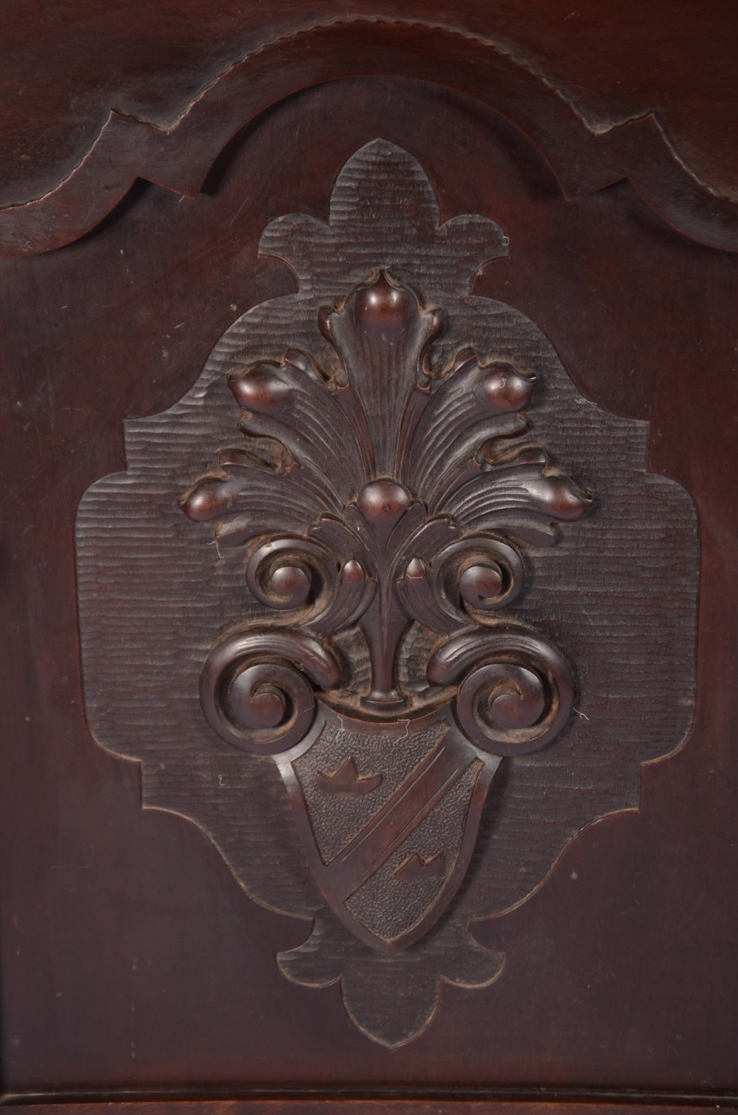 Móvel auxiliar de madeira nobre, porta decorada com florão entalhado... - foto 4 de 8
