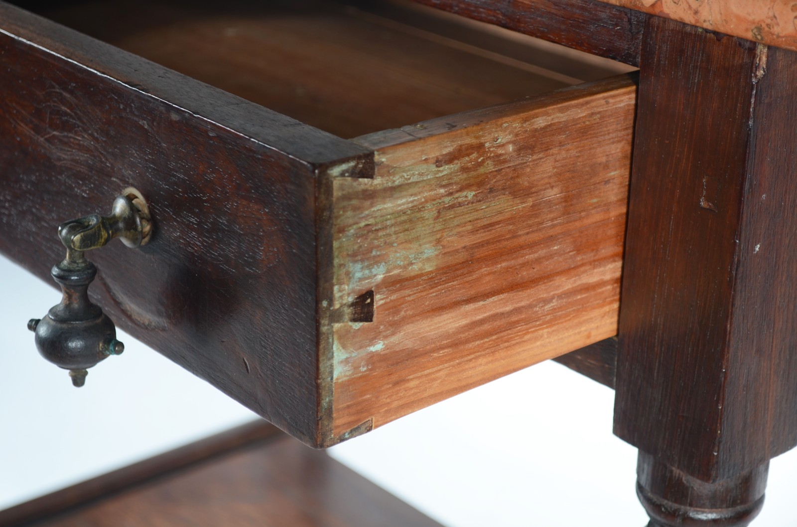 Mesa de encostar de madeira nobre, uma gaveta e tampo de mármore... - foto 3 de 8