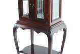Mini cristaleira de madeira, duas portas, inter... - Mini cristaleira de madeira, duas portas, interior espelhado com uma prateleira, saia recortada e pernas ligeiramente arqueadas ligadas por plat...