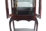 Mini cristaleira de madeira, duas portas, inter... - Mini cristaleira de madeira, duas portas, interior espelhado com uma prateleira, saia recortada e pernas ligeiramente arqueadas ligadas por plat...