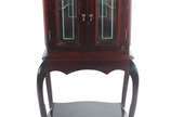 Mini cristaleira de madeira, duas portas, inter... - Mini cristaleira de madeira, duas portas, interior espelhado com uma prateleira, saia recortada e pernas ligeiramente arqueadas ligadas por plat...