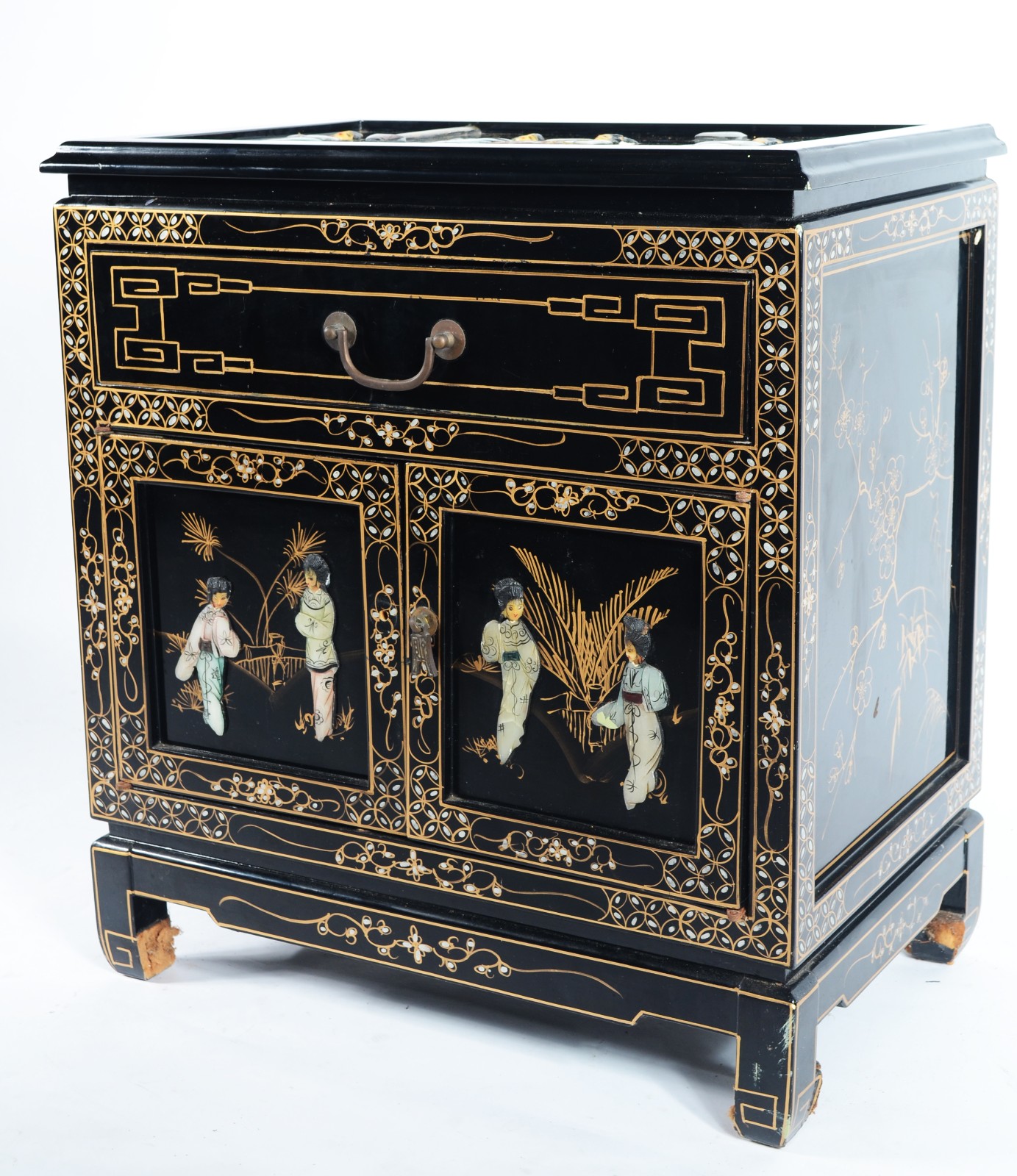 Mini comoda oriental de lacca negra decorada com figuras de gueixas... - foto 1 de 8