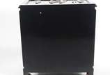 Mini comoda oriental de lacca negra decorada co... - Mini comoda oriental de lacca negra decorada com figuras de gueixas, uma gaveta e duas pequenas portas. Desgastes nos pés.