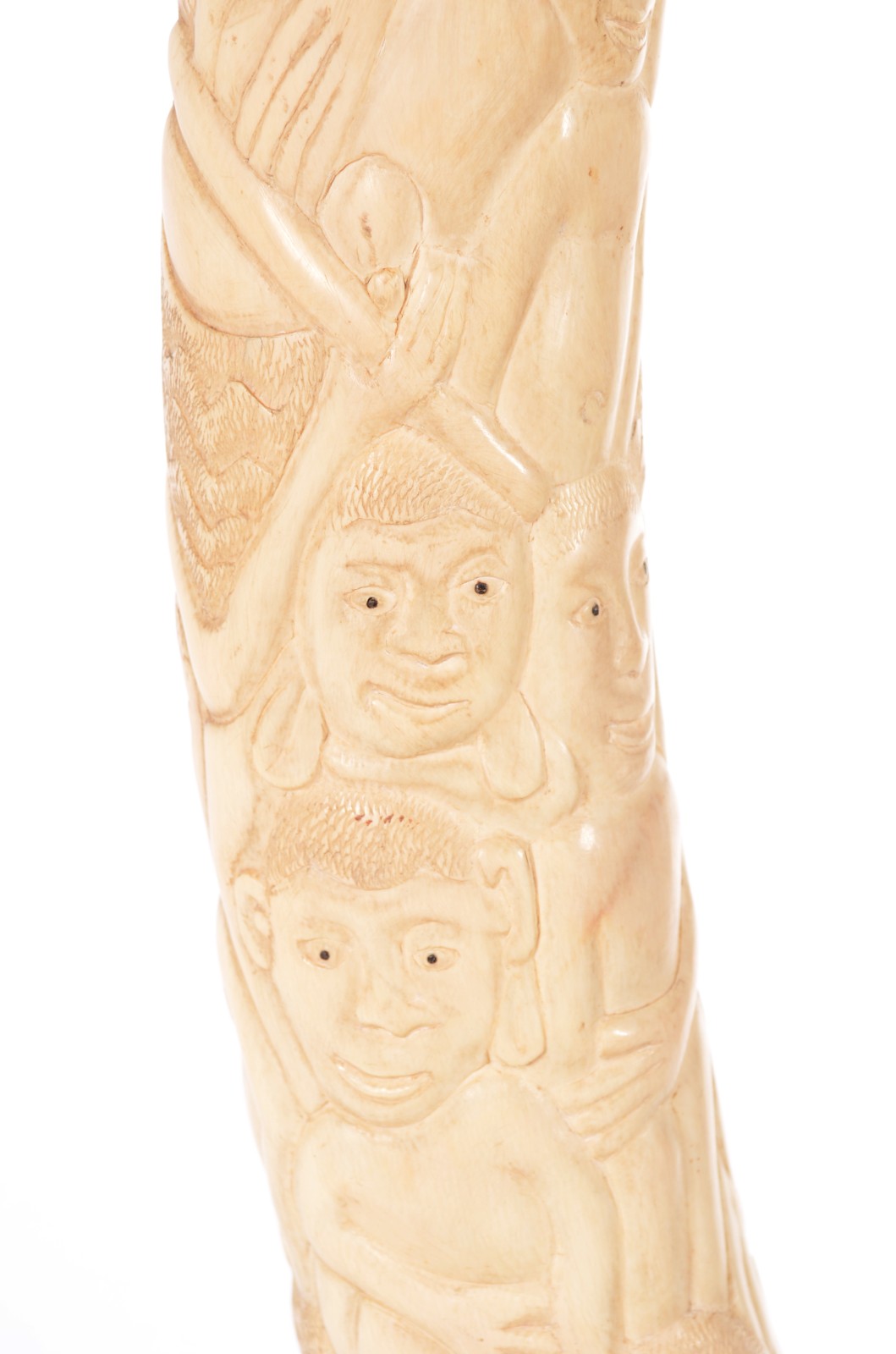 Grande presa de marfim africano com figuras típicas entalhadas... - foto 8 de 8