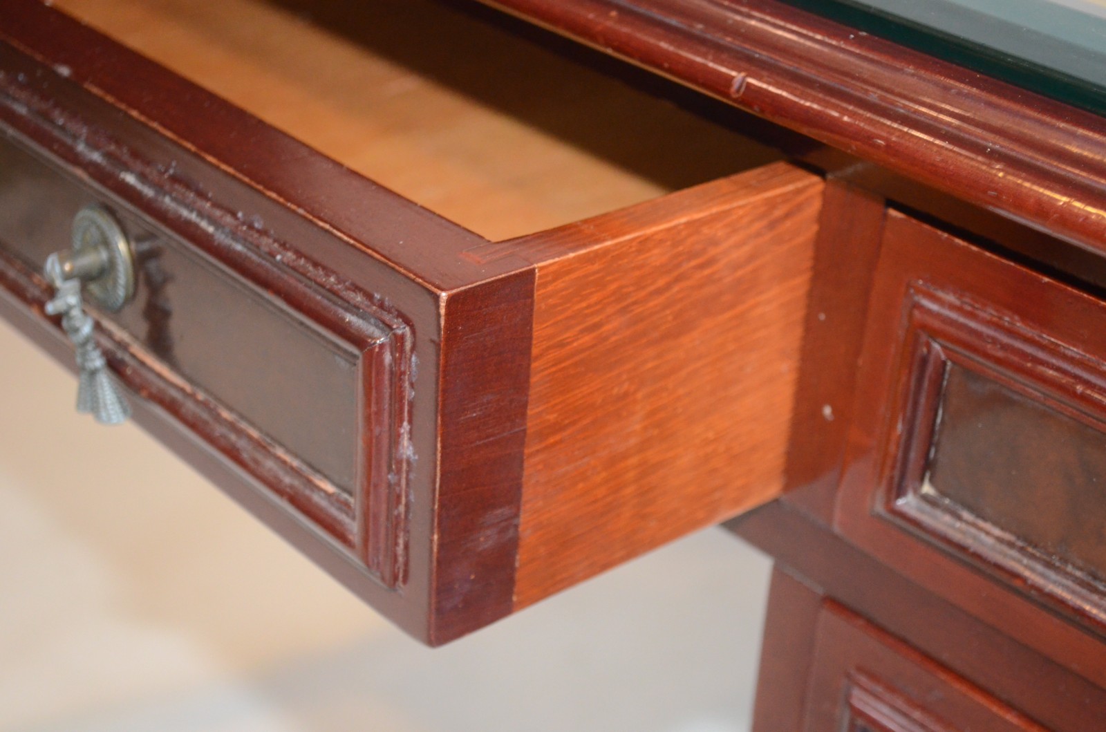 Mesa para escritório de madeira nobre, cinco gavetas, puxadores de... - foto 3 de 8