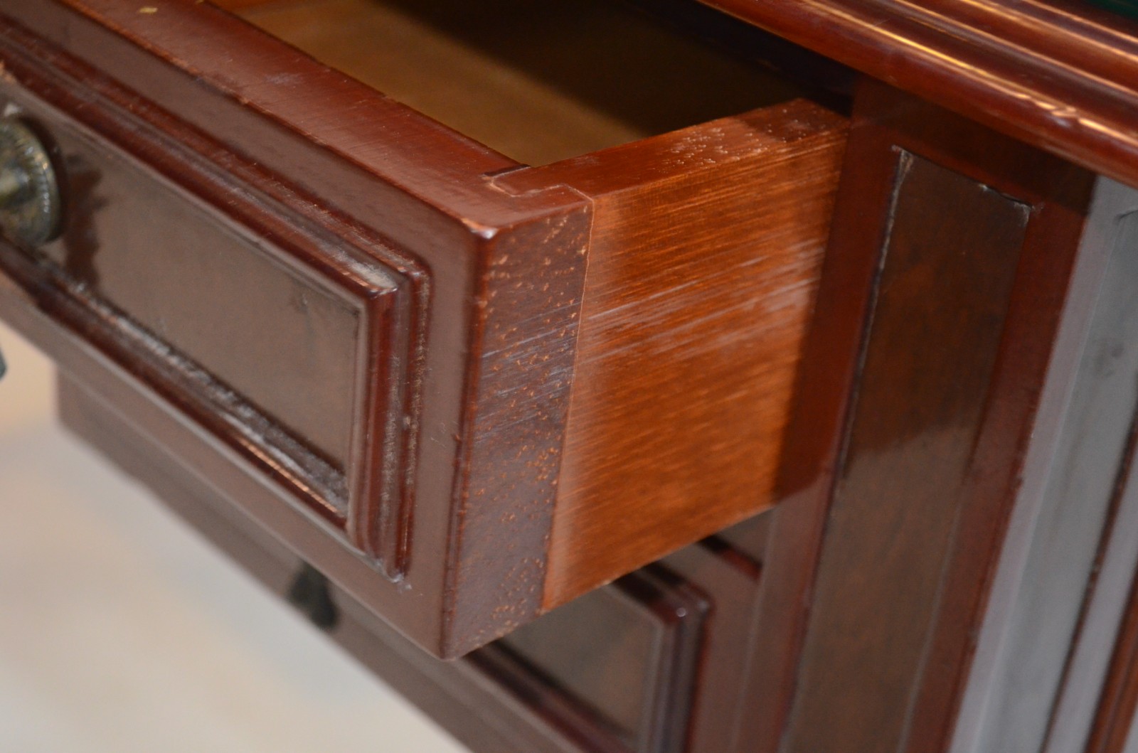 Mesa para escritório de madeira nobre, cinco gavetas, puxadores de... - foto 4 de 8
