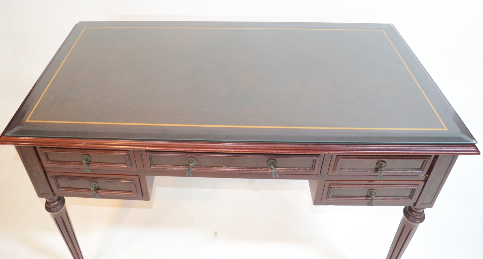 Mesa para escritório de madeira nobre, cinco gavetas, puxadores de... - foto 5 de 8