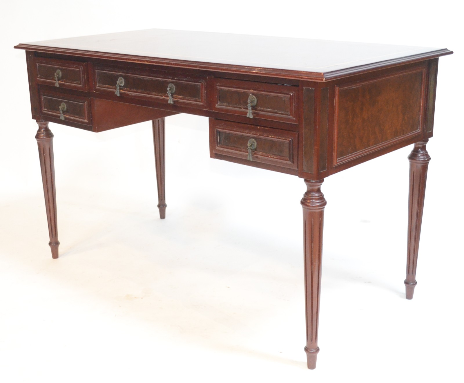 Mesa para escritório de madeira nobre, cinco gavetas, puxadores de... - foto 6 de 8