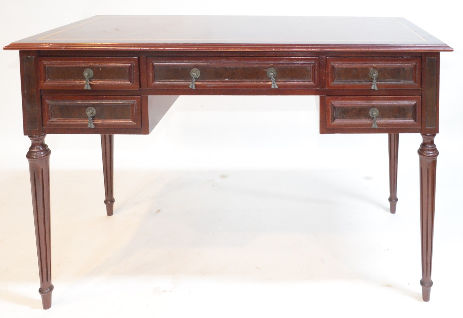 Mesa para escritório de madeira nobre, cinco gavetas, puxadores de... - foto 7 de 8