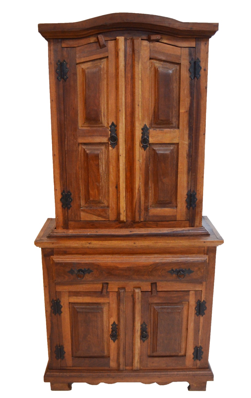 Armário de madeira nobre, portas almofadadas, parte inferior com uma... - foto 2 de 6