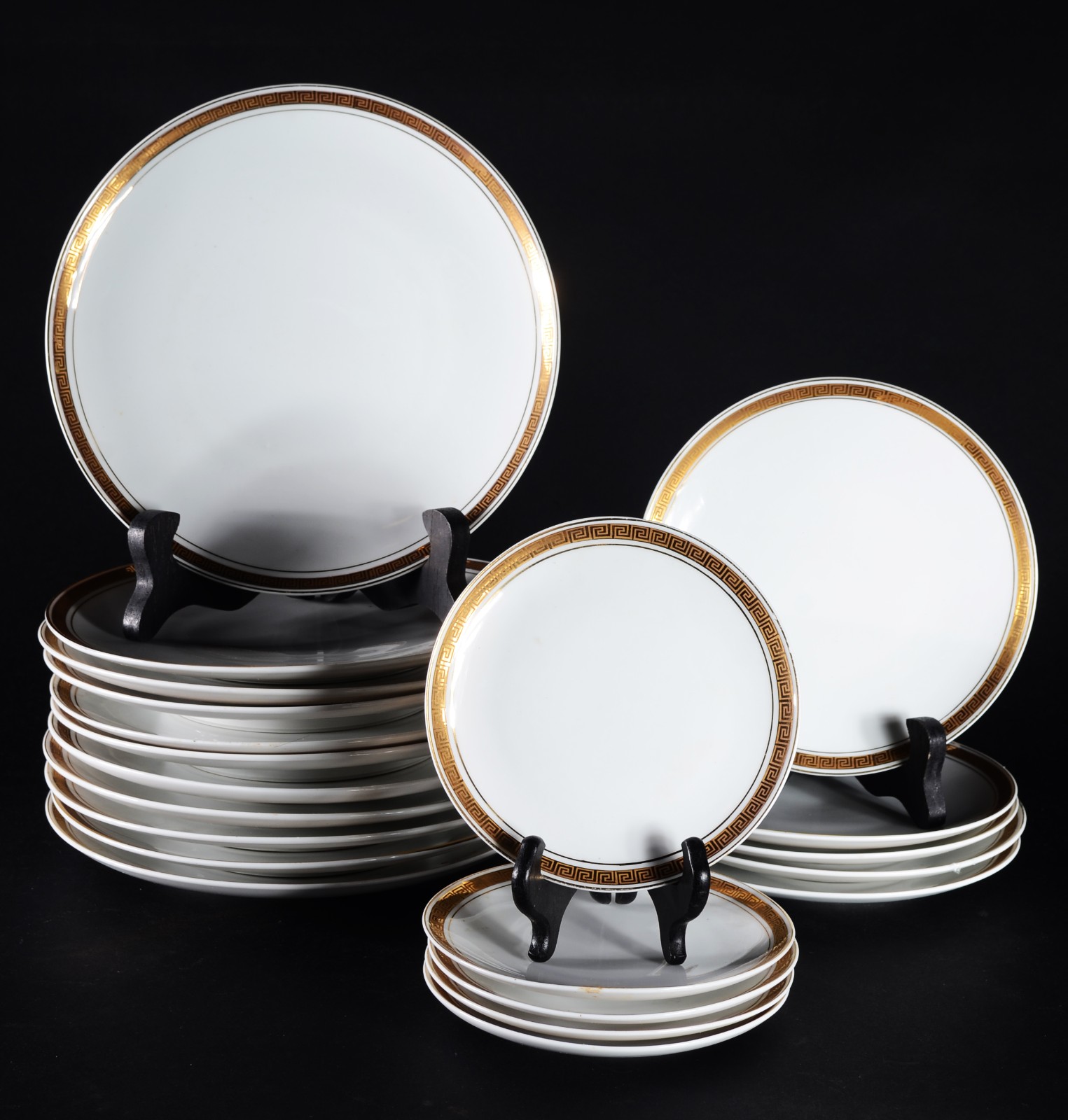 Parte de serviço de jantar de porcelana Mauá branca, borda decorada... - foto 1 de 4
