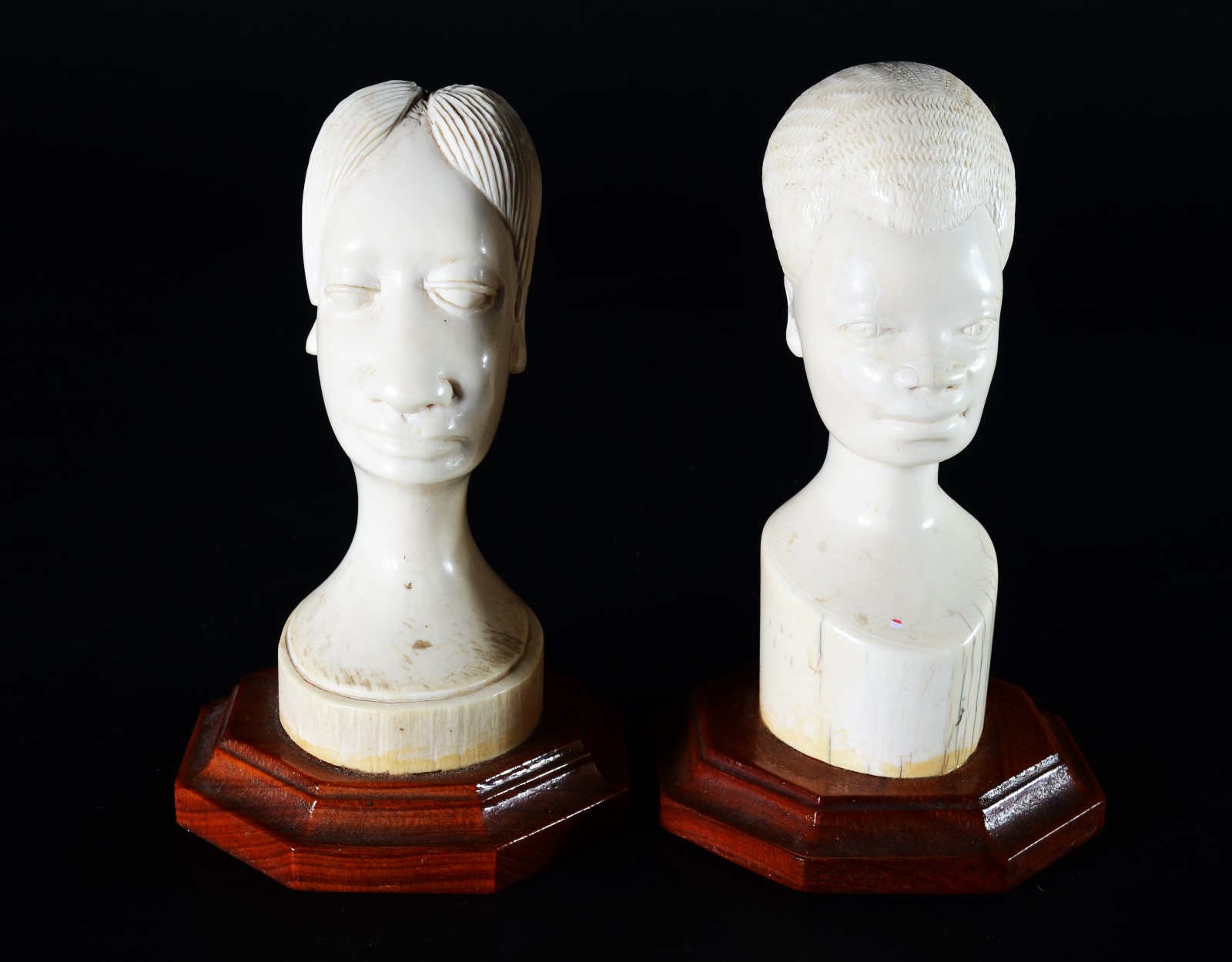 Duas esculturas de marfim representando cabeças femininas, bases de... - foto 1 de 6