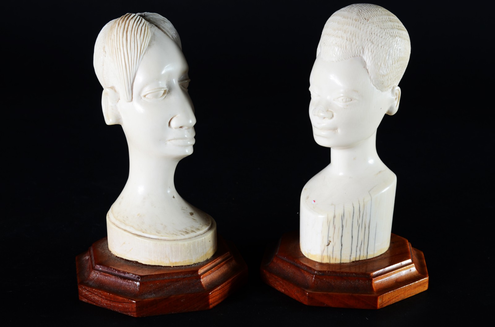 Duas esculturas de marfim representando cabeças femininas, bases de... - foto 2 de 6