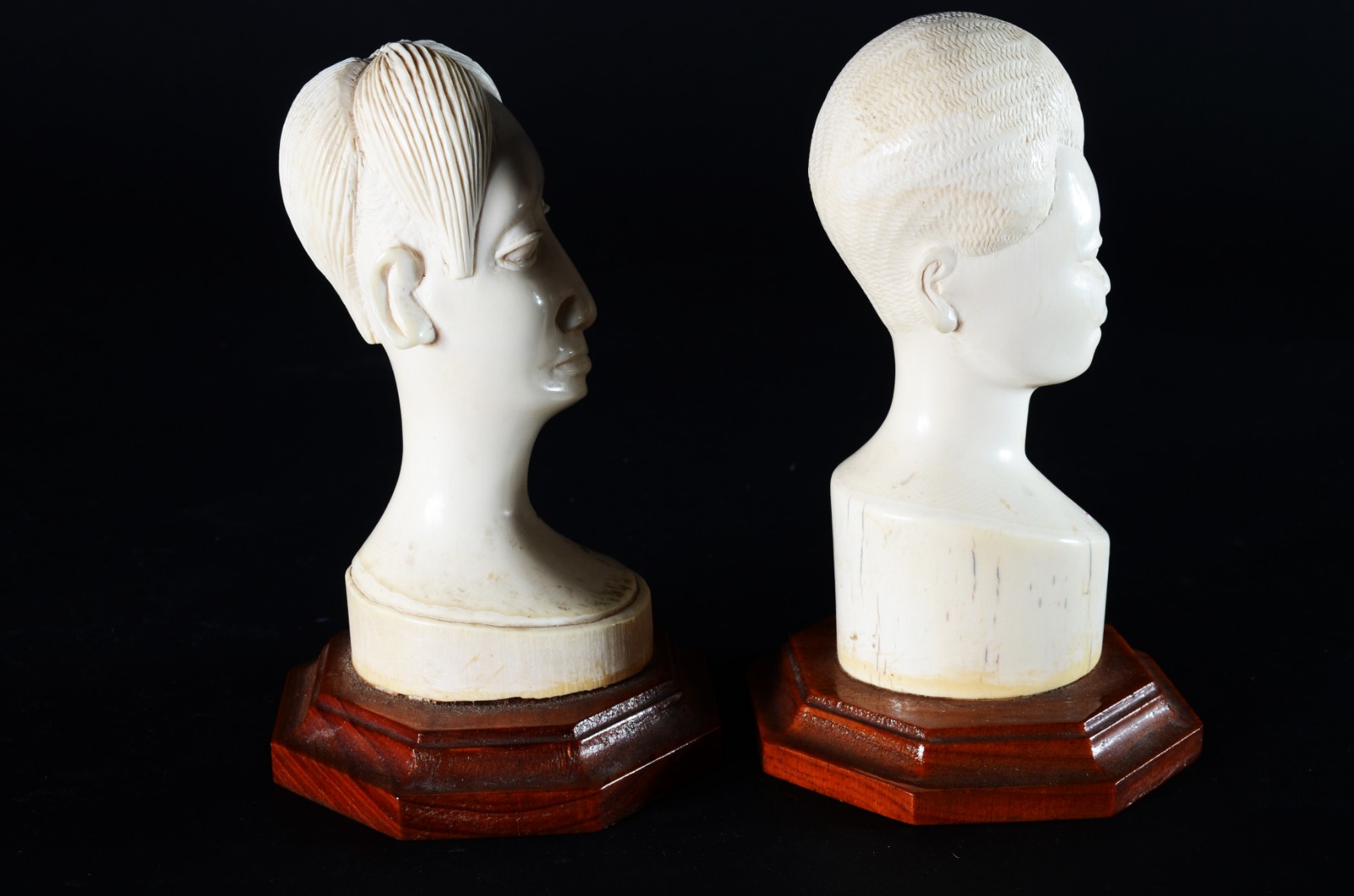 Duas esculturas de marfim representando cabeças femininas, bases de... - foto 3 de 6
