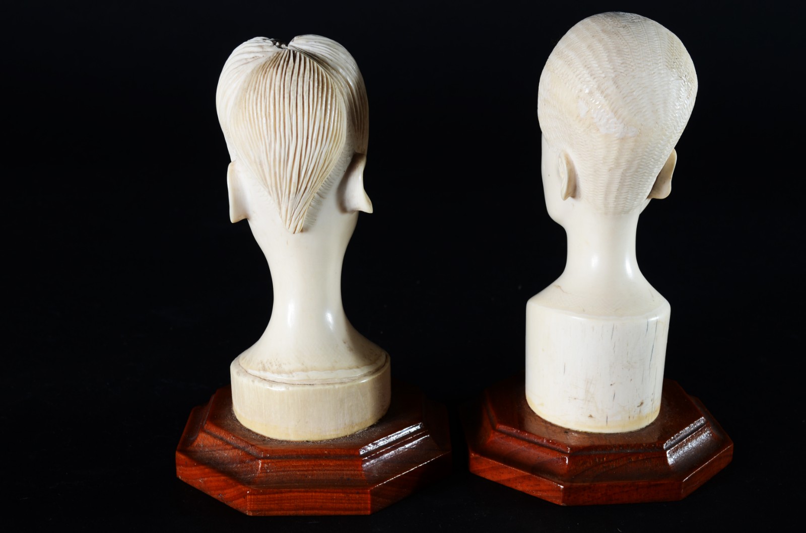 Duas esculturas de marfim representando cabeças femininas, bases de... - foto 4 de 6
