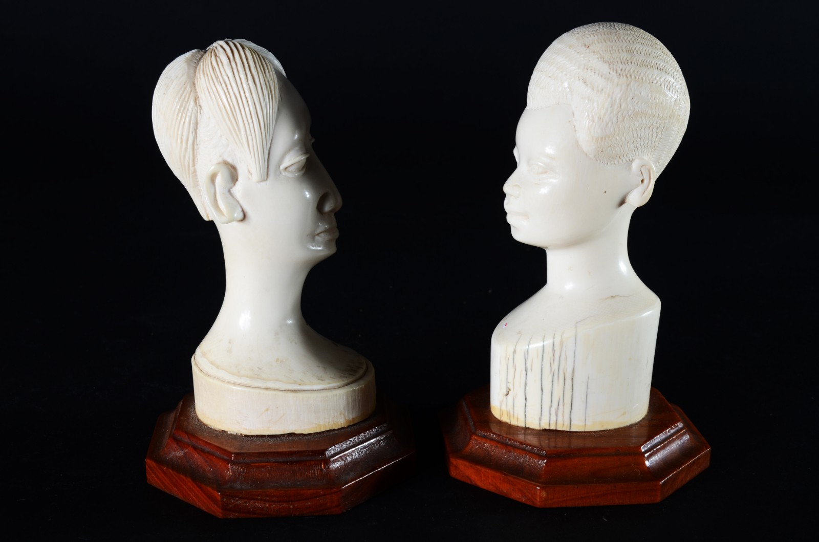 Duas esculturas de marfim representando cabeças femininas, bases de... - foto 5 de 6