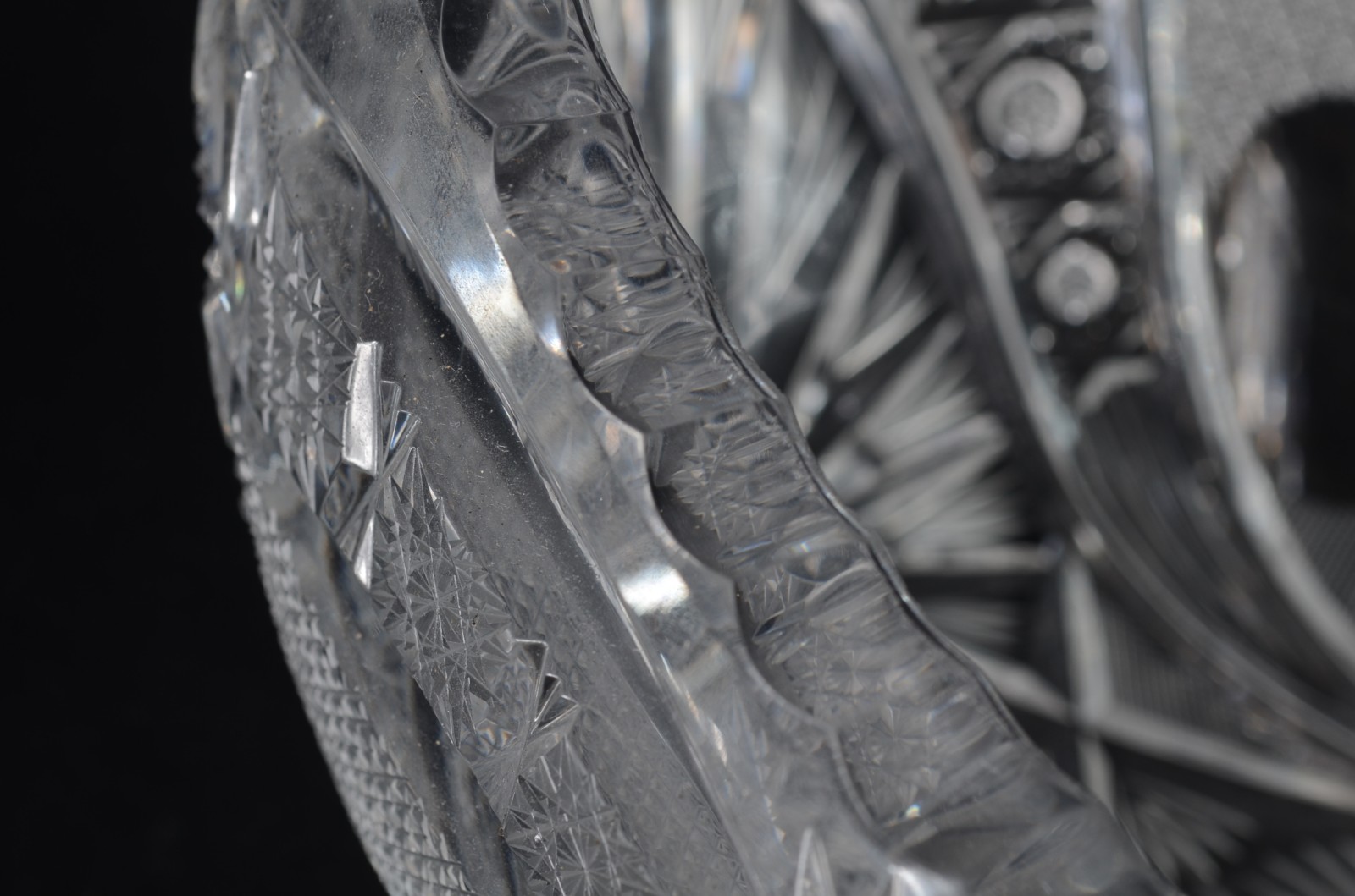 Duas fruteiras de cristal tcheco lapidado. Mínimos bicados. - foto 8 de 11