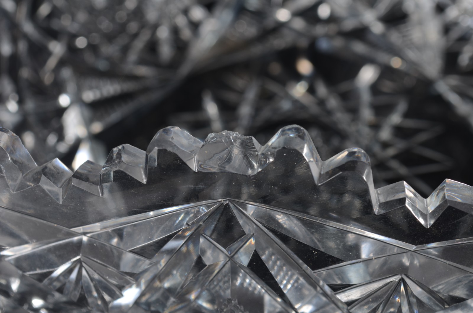 Duas fruteiras de cristal tcheco lapidado. Mínimos bicados. - foto 10 de 11