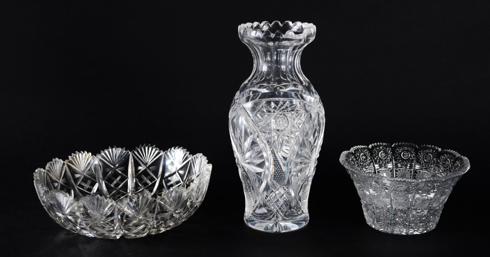 Três peças de cristal tcheco lapidado, sendo duas fruteiras e um vaso... - foto 1 de 10