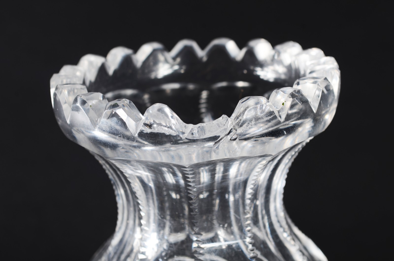 Três peças de cristal tcheco lapidado, sendo duas fruteiras e um vaso... - foto 4 de 10
