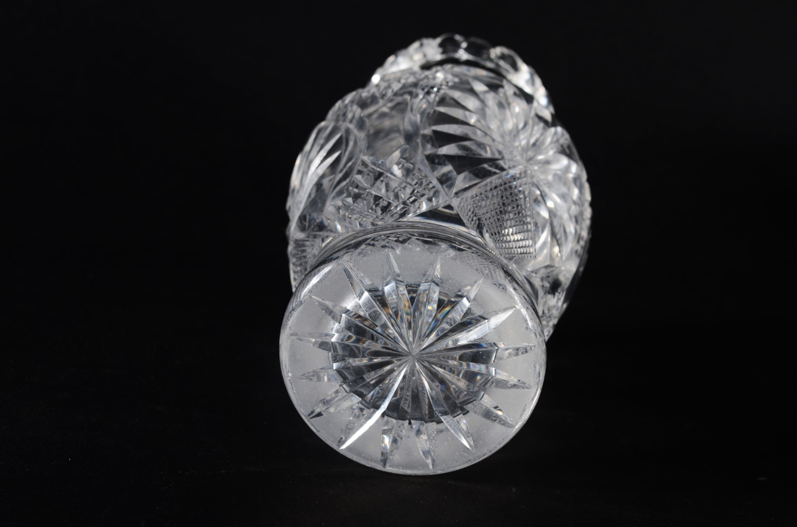 Três peças de cristal tcheco lapidado, sendo duas fruteiras e um vaso... - foto 5 de 10