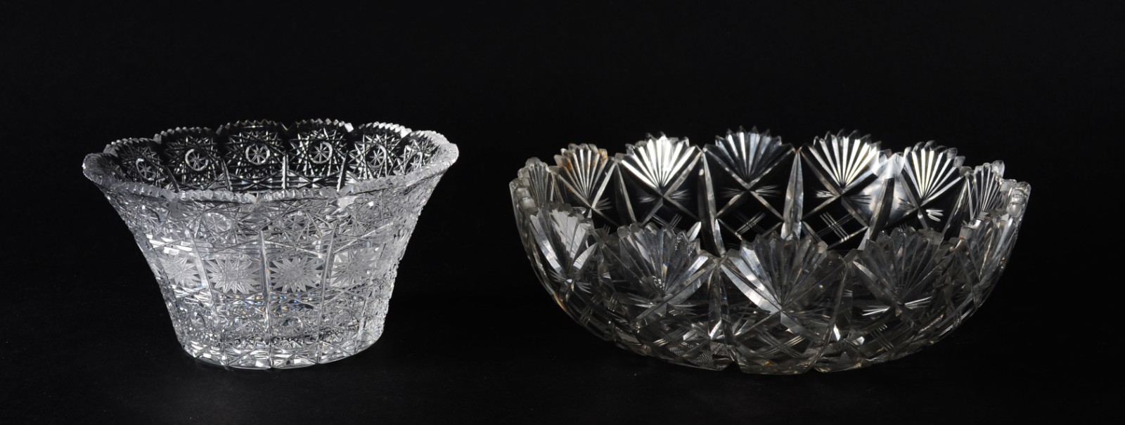 Três peças de cristal tcheco lapidado, sendo duas fruteiras e um vaso... - foto 6 de 10