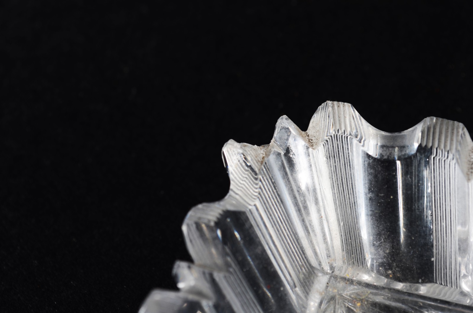 Duas peças de cristal tcheco lapidado, sendo: travessa quadrangular e... - foto 4 de 10