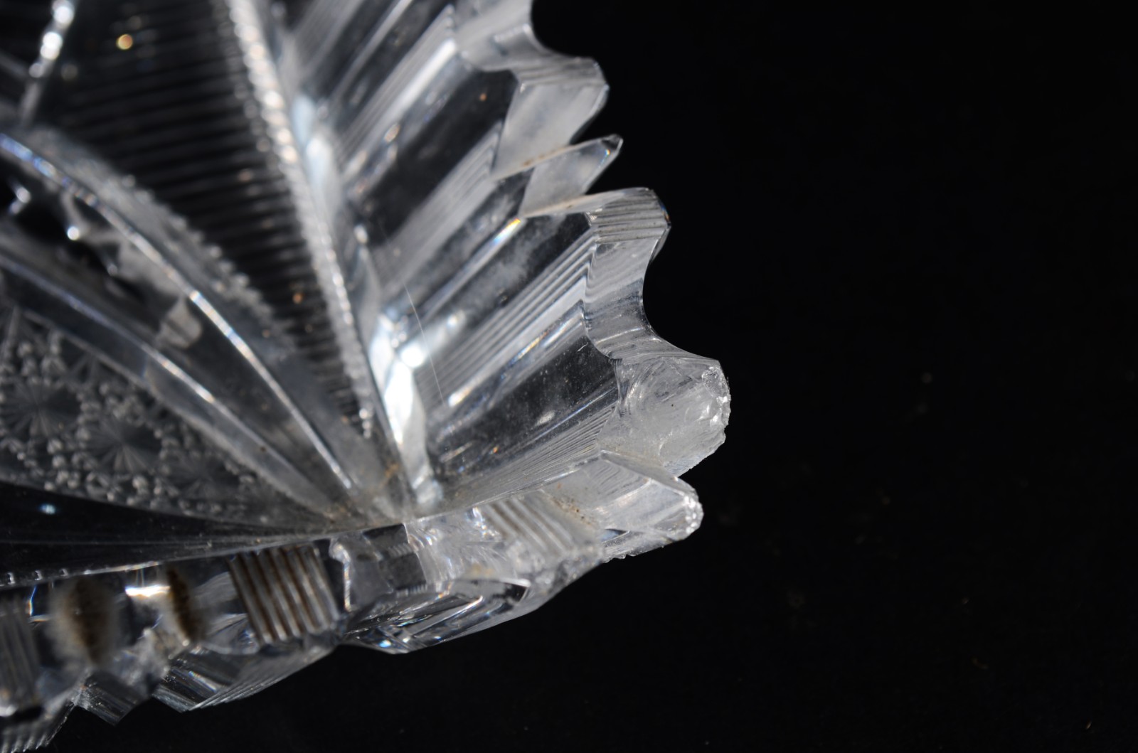 Duas peças de cristal tcheco lapidado, sendo: travessa quadrangular e... - foto 5 de 10