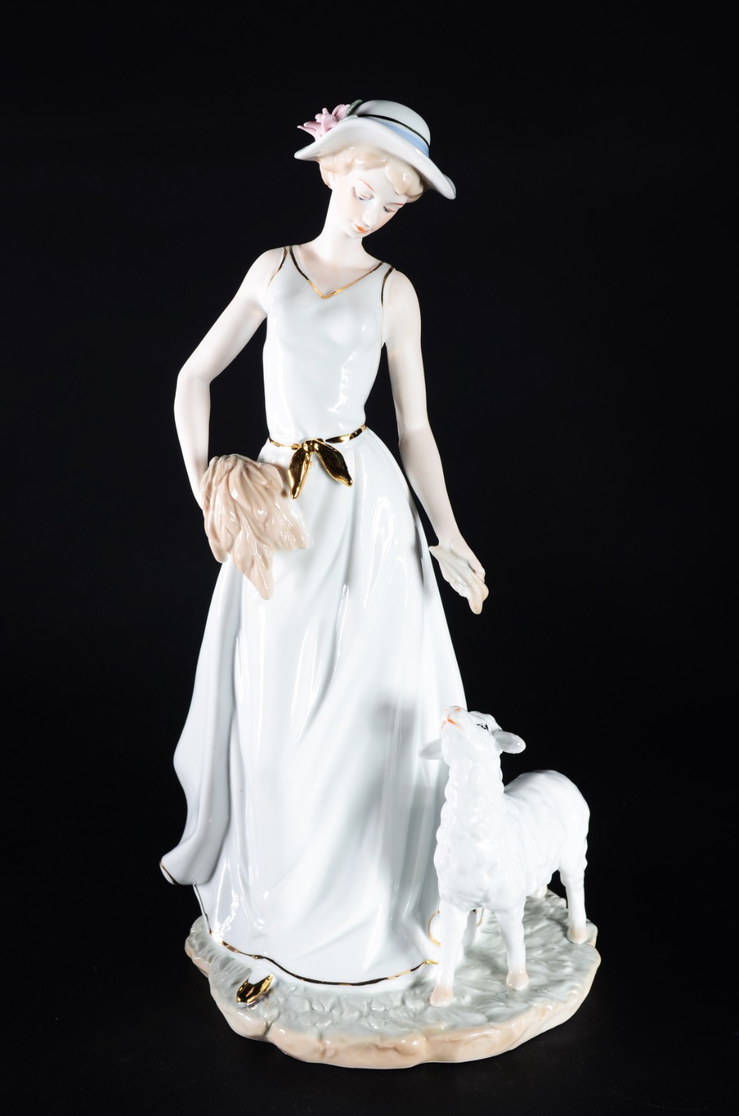 Estatueta de porcelana representando dama com ovelha. - foto 1 de 8