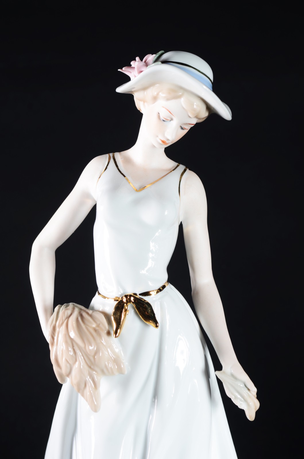 Estatueta de porcelana representando dama com ovelha. - foto 2 de 8