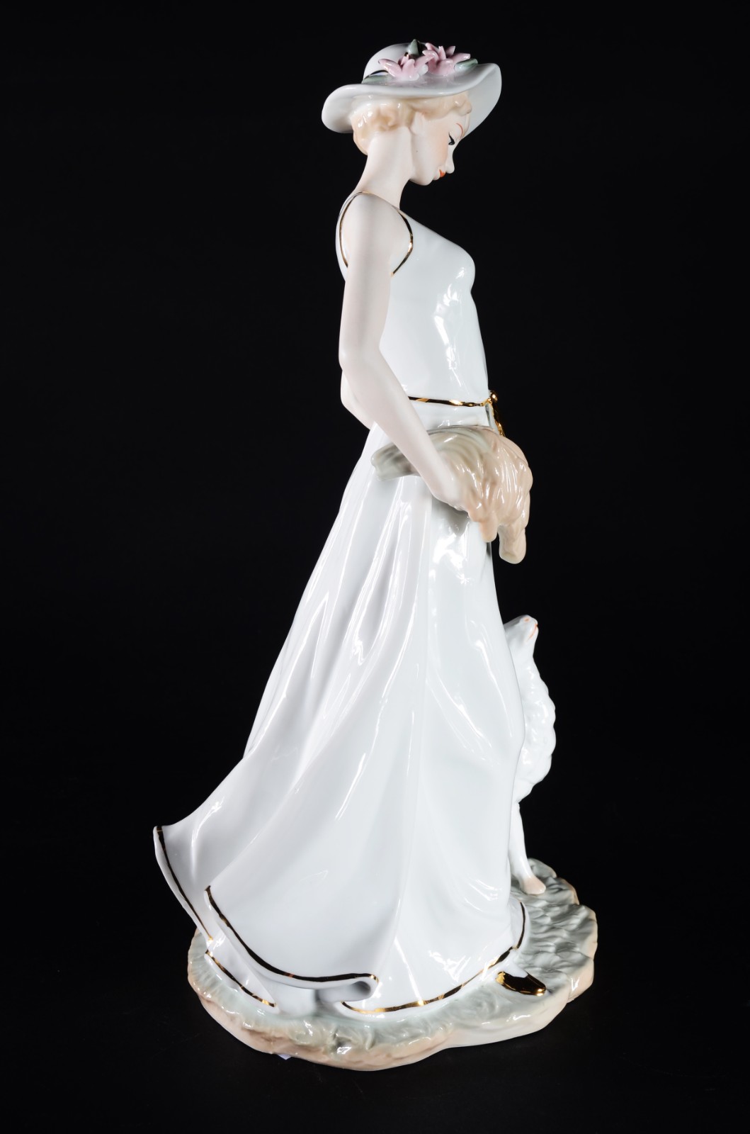 Estatueta de porcelana representando dama com ovelha. - foto 4 de 8