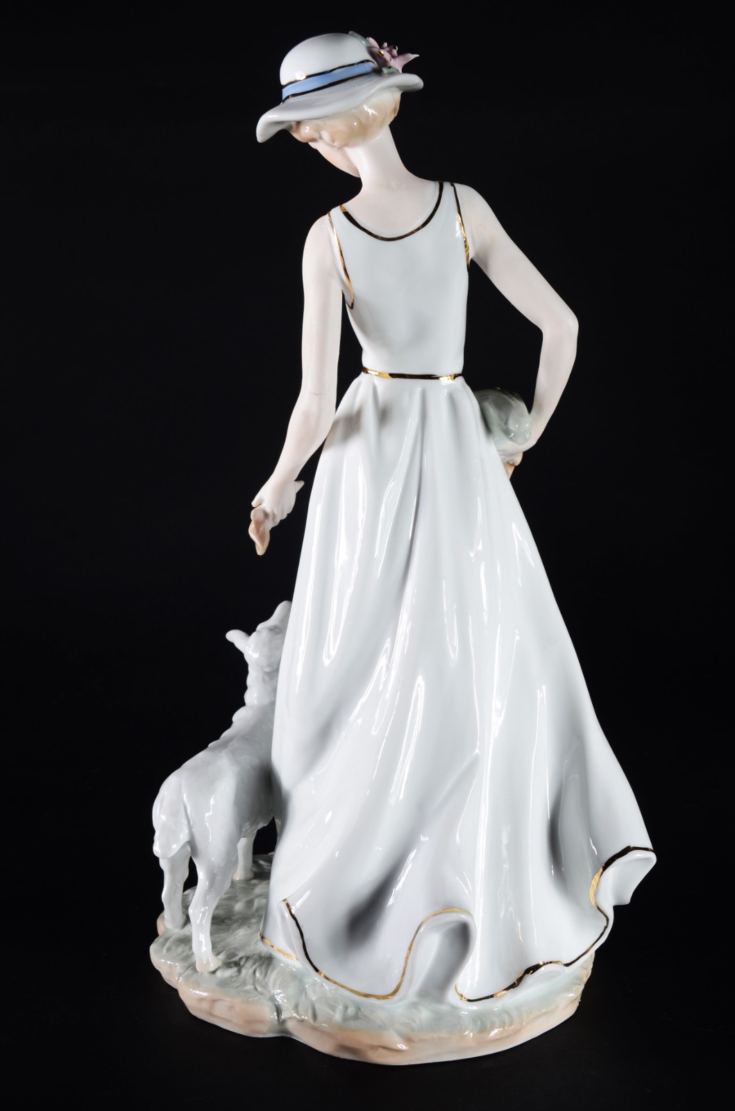 Estatueta de porcelana representando dama com ovelha. - foto 5 de 8