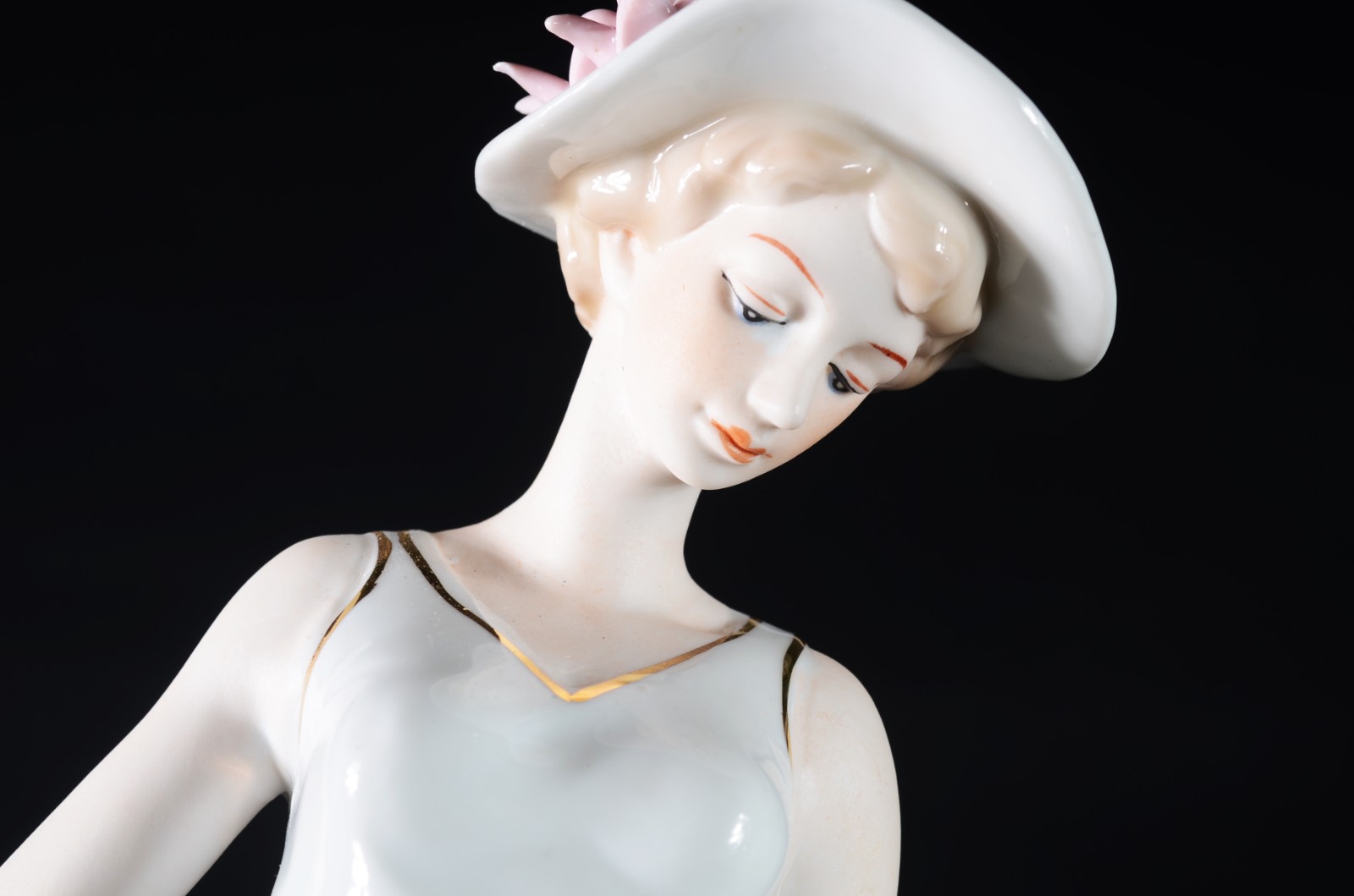 Estatueta de porcelana representando dama com ovelha. - foto 6 de 8